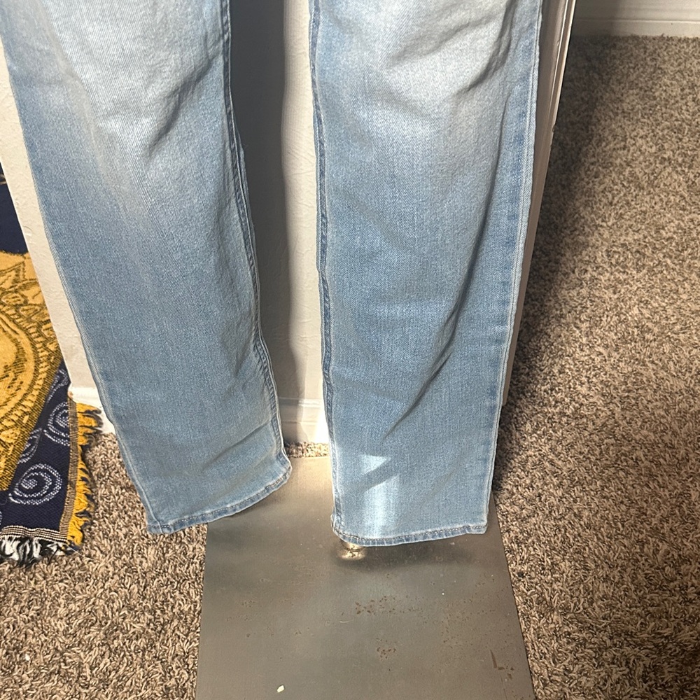Old Navy Women's Light Blue Straight Leg Jeans - Picture 4 of 5